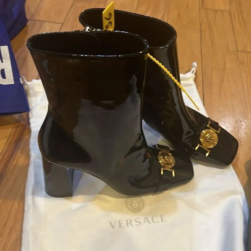 VERSACE BLACK PATENT LEATHER GOLD MEDUSA MEDALLION ZIP HEEL ANKLE BOOTS 36 - Picture 7 of 10